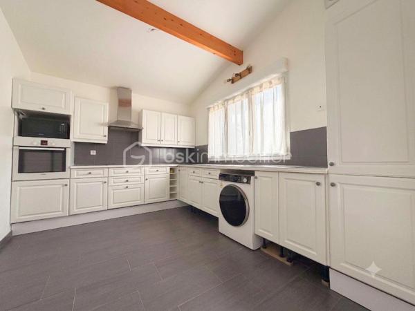 L'alliance parfaite entre calme, volumes et proximité immédiate des transports.

J’ai le plaisir de vous présenter cette magnifique maison familiale d’environ 106 m² habitables, édifiée en 2006 sur une parcelle arborée et au calme d'environ 223 m².

Nichée dans le quartier très recherché des Chênes, vous profiterez d'un cadre de vie idéal : le centre-ville, les commerces, les écoles et le Tramway T2 sont accessibles en quelques minutes à pied.

DES VOLUMES GÉNÉREUX ET MODULABLES

Dès l'entrée, vous découvrirez des espaces de vie conviviaux et fonctionnels :
•	Un vaste séjour / salle à manger baigné de lumière, idéal pour recevoir.
•	Une cuisine indépendante récente, entièrement aménagée et équipée avec soin.
•	Une première salle d'eau avec WC en rez-de-chaussée.
•	Espace extérieur : Le séjour s'ouvre sur une belle terrasse donnant sur un jardin arboré, véritable havre de paix à l'abri des regards.
•	Potentiel d'aménagement : Possibilité très simple de créer une 4ᵉ chambre au RDC (bureau, suite parentale ou chambre d'amis selon vos besoins).

ESPACE NUIT À L'ÉTAGE

Le palier dessert un espace nuit parfaitement agencé :
•	3 belles chambres offrant de très beaux volumes et de belles possibilités de rangements.
•	Une grande salle de bains familiale avec WC.

LES PLUS QUI FONT LA DIFFÉRENCE

•	Cave & Grand garage fermé (box) + 2 places de stationnement extérieures privatives.
•	Construction récente (2006) offrant une excellente structure et un bon confort thermique (chauffage individuel électrique).
•	Parcelle de 223 m² avec jardin arboré au calme absolu.

Une belle opportunité sur le secteur des Chênes ! Contactez moi dès aujourd'hui pour organiser votre visite.