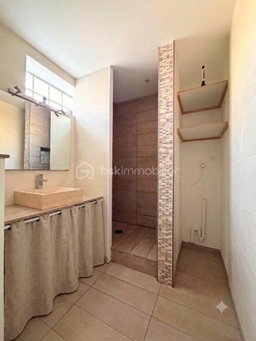 L'alliance parfaite entre calme, volumes et proximité immédiate des transports.

J’ai le plaisir de vous présenter cette magnifique maison familiale d’environ 106 m² habitables, édifiée en 2006 sur une parcelle arborée et au calme d'environ 223 m².

Nichée dans le quartier très recherché des Chênes, vous profiterez d'un cadre de vie idéal : le centre-ville, les commerces, les écoles et le Tramway T2 sont accessibles en quelques minutes à pied.

DES VOLUMES GÉNÉREUX ET MODULABLES

Dès l'entrée, vous découvrirez des espaces de vie conviviaux et fonctionnels :
•	Un vaste séjour / salle à manger baigné de lumière, idéal pour recevoir.
•	Une cuisine indépendante récente, entièrement aménagée et équipée avec soin.
•	Une première salle d'eau avec WC en rez-de-chaussée.
•	Espace extérieur : Le séjour s'ouvre sur une belle terrasse donnant sur un jardin arboré, véritable havre de paix à l'abri des regards.
•	Potentiel d'aménagement : Possibilité très simple de créer une 4ᵉ chambre au RDC (bureau, suite parentale ou chambre d'amis selon vos besoins).

ESPACE NUIT À L'ÉTAGE

Le palier dessert un espace nuit parfaitement agencé :
•	3 belles chambres offrant de très beaux volumes et de belles possibilités de rangements.
•	Une grande salle de bains familiale avec WC.

LES PLUS QUI FONT LA DIFFÉRENCE

•	Cave & Grand garage fermé (box) + 2 places de stationnement extérieures privatives.
•	Construction récente (2006) offrant une excellente structure et un bon confort thermique (chauffage individuel électrique).
•	Parcelle de 223 m² avec jardin arboré au calme absolu.

Une belle opportunité sur le secteur des Chênes ! Contactez moi dès aujourd'hui pour organiser votre visite.