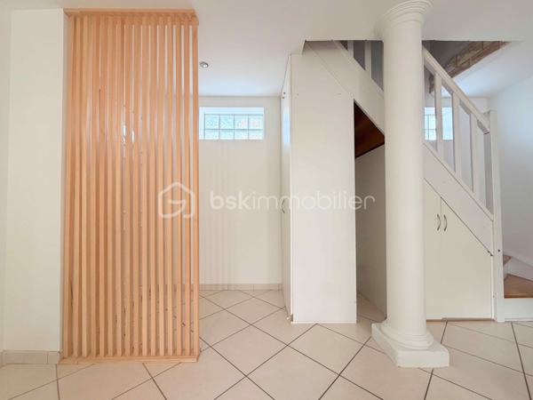 L'alliance parfaite entre calme, volumes et proximité immédiate des transports.

J’ai le plaisir de vous présenter cette magnifique maison familiale d’environ 106 m² habitables, édifiée en 2006 sur une parcelle arborée et au calme d'environ 223 m².

Nichée dans le quartier très recherché des Chênes, vous profiterez d'un cadre de vie idéal : le centre-ville, les commerces, les écoles et le Tramway T2 sont accessibles en quelques minutes à pied.

DES VOLUMES GÉNÉREUX ET MODULABLES

Dès l'entrée, vous découvrirez des espaces de vie conviviaux et fonctionnels :
•	Un vaste séjour / salle à manger baigné de lumière, idéal pour recevoir.
•	Une cuisine indépendante récente, entièrement aménagée et équipée avec soin.
•	Une première salle d'eau avec WC en rez-de-chaussée.
•	Espace extérieur : Le séjour s'ouvre sur une belle terrasse donnant sur un jardin arboré, véritable havre de paix à l'abri des regards.
•	Potentiel d'aménagement : Possibilité très simple de créer une 4ᵉ chambre au RDC (bureau, suite parentale ou chambre d'amis selon vos besoins).

ESPACE NUIT À L'ÉTAGE

Le palier dessert un espace nuit parfaitement agencé :
•	3 belles chambres offrant de très beaux volumes et de belles possibilités de rangements.
•	Une grande salle de bains familiale avec WC.

LES PLUS QUI FONT LA DIFFÉRENCE

•	Cave & Grand garage fermé (box) + 2 places de stationnement extérieures privatives.
•	Construction récente (2006) offrant une excellente structure et un bon confort thermique (chauffage individuel électrique).
•	Parcelle de 223 m² avec jardin arboré au calme absolu.

Une belle opportunité sur le secteur des Chênes ! Contactez moi dès aujourd'hui pour organiser votre visite.