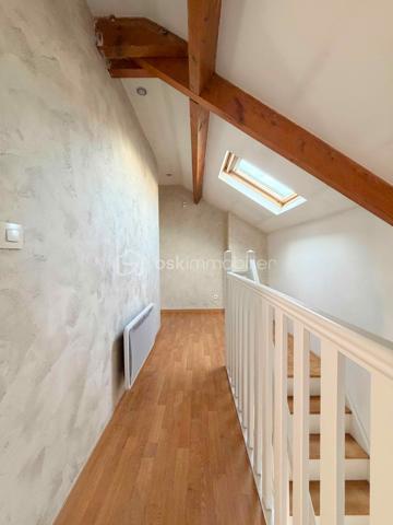 L'alliance parfaite entre calme, volumes et proximité immédiate des transports.

J’ai le plaisir de vous présenter cette magnifique maison familiale d’environ 106 m² habitables, édifiée en 2006 sur une parcelle arborée et au calme d'environ 223 m².

Nichée dans le quartier très recherché des Chênes, vous profiterez d'un cadre de vie idéal : le centre-ville, les commerces, les écoles et le Tramway T2 sont accessibles en quelques minutes à pied.

DES VOLUMES GÉNÉREUX ET MODULABLES

Dès l'entrée, vous découvrirez des espaces de vie conviviaux et fonctionnels :
•	Un vaste séjour / salle à manger baigné de lumière, idéal pour recevoir.
•	Une cuisine indépendante récente, entièrement aménagée et équipée avec soin.
•	Une première salle d'eau avec WC en rez-de-chaussée.
•	Espace extérieur : Le séjour s'ouvre sur une belle terrasse donnant sur un jardin arboré, véritable havre de paix à l'abri des regards.
•	Potentiel d'aménagement : Possibilité très simple de créer une 4ᵉ chambre au RDC (bureau, suite parentale ou chambre d'amis selon vos besoins).

ESPACE NUIT À L'ÉTAGE

Le palier dessert un espace nuit parfaitement agencé :
•	3 belles chambres offrant de très beaux volumes et de belles possibilités de rangements.
•	Une grande salle de bains familiale avec WC.

LES PLUS QUI FONT LA DIFFÉRENCE

•	Cave & Grand garage fermé (box) + 2 places de stationnement extérieures privatives.
•	Construction récente (2006) offrant une excellente structure et un bon confort thermique (chauffage individuel électrique).
•	Parcelle de 223 m² avec jardin arboré au calme absolu.

Une belle opportunité sur le secteur des Chênes ! Contactez moi dès aujourd'hui pour organiser votre visite.