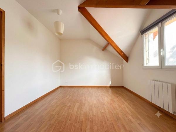 L'alliance parfaite entre calme, volumes et proximité immédiate des transports.

J’ai le plaisir de vous présenter cette magnifique maison familiale d’environ 106 m² habitables, édifiée en 2006 sur une parcelle arborée et au calme d'environ 223 m².

Nichée dans le quartier très recherché des Chênes, vous profiterez d'un cadre de vie idéal : le centre-ville, les commerces, les écoles et le Tramway T2 sont accessibles en quelques minutes à pied.

DES VOLUMES GÉNÉREUX ET MODULABLES

Dès l'entrée, vous découvrirez des espaces de vie conviviaux et fonctionnels :
•	Un vaste séjour / salle à manger baigné de lumière, idéal pour recevoir.
•	Une cuisine indépendante récente, entièrement aménagée et équipée avec soin.
•	Une première salle d'eau avec WC en rez-de-chaussée.
•	Espace extérieur : Le séjour s'ouvre sur une belle terrasse donnant sur un jardin arboré, véritable havre de paix à l'abri des regards.
•	Potentiel d'aménagement : Possibilité très simple de créer une 4ᵉ chambre au RDC (bureau, suite parentale ou chambre d'amis selon vos besoins).

ESPACE NUIT À L'ÉTAGE

Le palier dessert un espace nuit parfaitement agencé :
•	3 belles chambres offrant de très beaux volumes et de belles possibilités de rangements.
•	Une grande salle de bains familiale avec WC.

LES PLUS QUI FONT LA DIFFÉRENCE

•	Cave & Grand garage fermé (box) + 2 places de stationnement extérieures privatives.
•	Construction récente (2006) offrant une excellente structure et un bon confort thermique (chauffage individuel électrique).
•	Parcelle de 223 m² avec jardin arboré au calme absolu.

Une belle opportunité sur le secteur des Chênes ! Contactez moi dès aujourd'hui pour organiser votre visite.