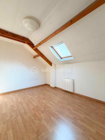 L'alliance parfaite entre calme, volumes et proximité immédiate des transports.

J’ai le plaisir de vous présenter cette magnifique maison familiale d’environ 106 m² habitables, édifiée en 2006 sur une parcelle arborée et au calme d'environ 223 m².

Nichée dans le quartier très recherché des Chênes, vous profiterez d'un cadre de vie idéal : le centre-ville, les commerces, les écoles et le Tramway T2 sont accessibles en quelques minutes à pied.

DES VOLUMES GÉNÉREUX ET MODULABLES

Dès l'entrée, vous découvrirez des espaces de vie conviviaux et fonctionnels :
•	Un vaste séjour / salle à manger baigné de lumière, idéal pour recevoir.
•	Une cuisine indépendante récente, entièrement aménagée et équipée avec soin.
•	Une première salle d'eau avec WC en rez-de-chaussée.
•	Espace extérieur : Le séjour s'ouvre sur une belle terrasse donnant sur un jardin arboré, véritable havre de paix à l'abri des regards.
•	Potentiel d'aménagement : Possibilité très simple de créer une 4ᵉ chambre au RDC (bureau, suite parentale ou chambre d'amis selon vos besoins).

ESPACE NUIT À L'ÉTAGE

Le palier dessert un espace nuit parfaitement agencé :
•	3 belles chambres offrant de très beaux volumes et de belles possibilités de rangements.
•	Une grande salle de bains familiale avec WC.

LES PLUS QUI FONT LA DIFFÉRENCE

•	Cave & Grand garage fermé (box) + 2 places de stationnement extérieures privatives.
•	Construction récente (2006) offrant une excellente structure et un bon confort thermique (chauffage individuel électrique).
•	Parcelle de 223 m² avec jardin arboré au calme absolu.

Une belle opportunité sur le secteur des Chênes ! Contactez moi dès aujourd'hui pour organiser votre visite.