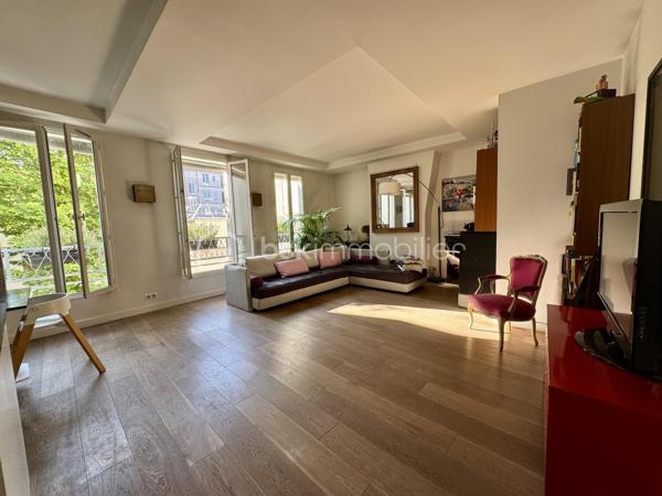 Rue des Martyrs. Bâtiment sur cou, au deuxième étage par escalier, appartement calme, lumineux et traversant, de 80,39 m2 Carrez, 4 pièces, 2 chambres, sur cour, sans vis-à-vis , vue arborée. Distribué en étoile, l'appartement bénéficie d'un vaste salon de plus de 41 m2 avec cuisine ouverte avec 4 grandes fenêtres orientées à l'Est. Des toilettes indépendantes se trouvent dès l'entrée, le couloir de gauche mène à la salle de bain avec une baignoire et une douche. Le couloir de droite dès l'entrée mène aux 2 chambres de 9,57 m2 et de 8,38 m2 en enfilade. Une cave de 4 m2 complète ce bien.