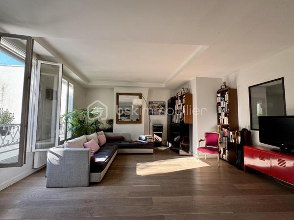 Rue des Martyrs. Bâtiment sur cou, au deuxième étage par escalier, appartement calme, lumineux et traversant, de 80,39 m2 Carrez, 4 pièces, 2 chambres, sur cour, sans vis-à-vis , vue arborée. Distribué en étoile, l'appartement bénéficie d'un vaste salon de plus de 41 m2 avec cuisine ouverte avec 4 grandes fenêtres orientées à l'Est. Des toilettes indépendantes se trouvent dès l'entrée, le couloir de gauche mène à la salle de bain avec une baignoire et une douche. Le couloir de droite dès l'entrée mène aux 2 chambres de 9,57 m2 et de 8,38 m2 en enfilade. Une cave de 4 m2 complète ce bien.