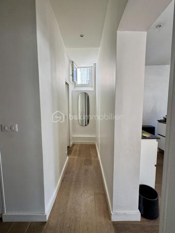 Rue des Martyrs. Bâtiment sur cou, au deuxième étage par escalier, appartement calme, lumineux et traversant, de 80,39 m2 Carrez, 4 pièces, 2 chambres, sur cour, sans vis-à-vis , vue arborée. Distribué en étoile, l'appartement bénéficie d'un vaste salon de plus de 41 m2 avec cuisine ouverte avec 4 grandes fenêtres orientées à l'Est. Des toilettes indépendantes se trouvent dès l'entrée, le couloir de gauche mène à la salle de bain avec une baignoire et une douche. Le couloir de droite dès l'entrée mène aux 2 chambres de 9,57 m2 et de 8,38 m2 en enfilade. Une cave de 4 m2 complète ce bien.