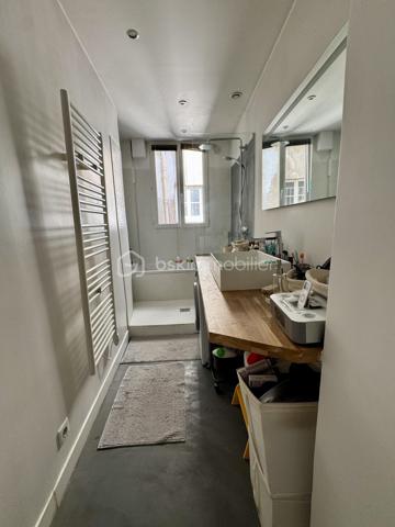 Rue des Martyrs. Bâtiment sur cou, au deuxième étage par escalier, appartement calme, lumineux et traversant, de 80,39 m2 Carrez, 4 pièces, 2 chambres, sur cour, sans vis-à-vis , vue arborée. Distribué en étoile, l'appartement bénéficie d'un vaste salon de plus de 41 m2 avec cuisine ouverte avec 4 grandes fenêtres orientées à l'Est. Des toilettes indépendantes se trouvent dès l'entrée, le couloir de gauche mène à la salle de bain avec une baignoire et une douche. Le couloir de droite dès l'entrée mène aux 2 chambres de 9,57 m2 et de 8,38 m2 en enfilade. Une cave de 4 m2 complète ce bien.