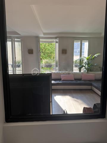Rue des Martyrs. Bâtiment sur cou, au deuxième étage par escalier, appartement calme, lumineux et traversant, de 80,39 m2 Carrez, 4 pièces, 2 chambres, sur cour, sans vis-à-vis , vue arborée. Distribué en étoile, l'appartement bénéficie d'un vaste salon de plus de 41 m2 avec cuisine ouverte avec 4 grandes fenêtres orientées à l'Est. Des toilettes indépendantes se trouvent dès l'entrée, le couloir de gauche mène à la salle de bain avec une baignoire et une douche. Le couloir de droite dès l'entrée mène aux 2 chambres de 9,57 m2 et de 8,38 m2 en enfilade. Une cave de 4 m2 complète ce bien.