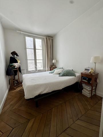 Rue des Martyrs. Bâtiment sur cou, au deuxième étage par escalier, appartement calme, lumineux et traversant, de 80,39 m2 Carrez, 4 pièces, 2 chambres, sur cour, sans vis-à-vis , vue arborée. Distribué en étoile, l'appartement bénéficie d'un vaste salon de plus de 41 m2 avec cuisine ouverte avec 4 grandes fenêtres orientées à l'Est. Des toilettes indépendantes se trouvent dès l'entrée, le couloir de gauche mène à la salle de bain avec une baignoire et une douche. Le couloir de droite dès l'entrée mène aux 2 chambres de 9,57 m2 et de 8,38 m2 en enfilade. Une cave de 4 m2 complète ce bien.