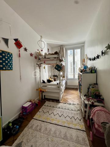 Rue des Martyrs. Bâtiment sur cou, au deuxième étage par escalier, appartement calme, lumineux et traversant, de 80,39 m2 Carrez, 4 pièces, 2 chambres, sur cour, sans vis-à-vis , vue arborée. Distribué en étoile, l'appartement bénéficie d'un vaste salon de plus de 41 m2 avec cuisine ouverte avec 4 grandes fenêtres orientées à l'Est. Des toilettes indépendantes se trouvent dès l'entrée, le couloir de gauche mène à la salle de bain avec une baignoire et une douche. Le couloir de droite dès l'entrée mène aux 2 chambres de 9,57 m2 et de 8,38 m2 en enfilade. Une cave de 4 m2 complète ce bien.