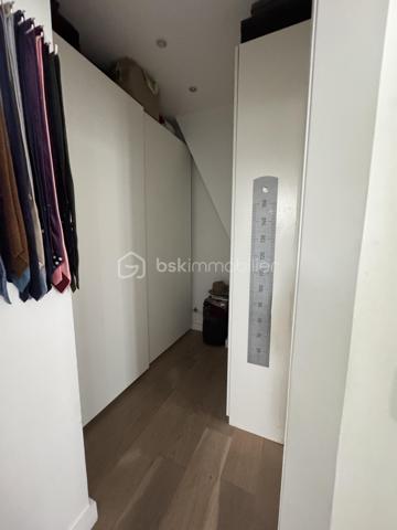Rue des Martyrs. Bâtiment sur cou, au deuxième étage par escalier, appartement calme, lumineux et traversant, de 80,39 m2 Carrez, 4 pièces, 2 chambres, sur cour, sans vis-à-vis , vue arborée. Distribué en étoile, l'appartement bénéficie d'un vaste salon de plus de 41 m2 avec cuisine ouverte avec 4 grandes fenêtres orientées à l'Est. Des toilettes indépendantes se trouvent dès l'entrée, le couloir de gauche mène à la salle de bain avec une baignoire et une douche. Le couloir de droite dès l'entrée mène aux 2 chambres de 9,57 m2 et de 8,38 m2 en enfilade. Une cave de 4 m2 complète ce bien.