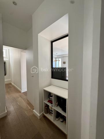 Rue des Martyrs. Bâtiment sur cou, au deuxième étage par escalier, appartement calme, lumineux et traversant, de 80,39 m2 Carrez, 4 pièces, 2 chambres, sur cour, sans vis-à-vis , vue arborée. Distribué en étoile, l'appartement bénéficie d'un vaste salon de plus de 41 m2 avec cuisine ouverte avec 4 grandes fenêtres orientées à l'Est. Des toilettes indépendantes se trouvent dès l'entrée, le couloir de gauche mène à la salle de bain avec une baignoire et une douche. Le couloir de droite dès l'entrée mène aux 2 chambres de 9,57 m2 et de 8,38 m2 en enfilade. Une cave de 4 m2 complète ce bien.