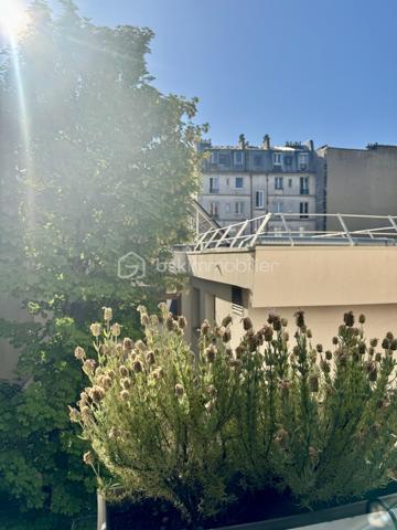 Rue des Martyrs. Bâtiment sur cou, au deuxième étage par escalier, appartement calme, lumineux et traversant, de 80,39 m2 Carrez, 4 pièces, 2 chambres, sur cour, sans vis-à-vis , vue arborée. Distribué en étoile, l'appartement bénéficie d'un vaste salon de plus de 41 m2 avec cuisine ouverte avec 4 grandes fenêtres orientées à l'Est. Des toilettes indépendantes se trouvent dès l'entrée, le couloir de gauche mène à la salle de bain avec une baignoire et une douche. Le couloir de droite dès l'entrée mène aux 2 chambres de 9,57 m2 et de 8,38 m2 en enfilade. Une cave de 4 m2 complète ce bien.