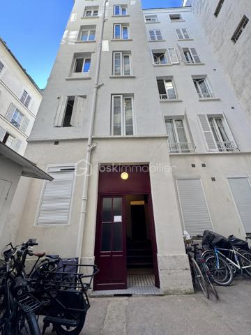 Rue des Martyrs. Bâtiment sur cou, au deuxième étage par escalier, appartement calme, lumineux et traversant, de 80,39 m2 Carrez, 4 pièces, 2 chambres, sur cour, sans vis-à-vis , vue arborée. Distribué en étoile, l'appartement bénéficie d'un vaste salon de plus de 41 m2 avec cuisine ouverte avec 4 grandes fenêtres orientées à l'Est. Des toilettes indépendantes se trouvent dès l'entrée, le couloir de gauche mène à la salle de bain avec une baignoire et une douche. Le couloir de droite dès l'entrée mène aux 2 chambres de 9,57 m2 et de 8,38 m2 en enfilade. Une cave de 4 m2 complète ce bien.