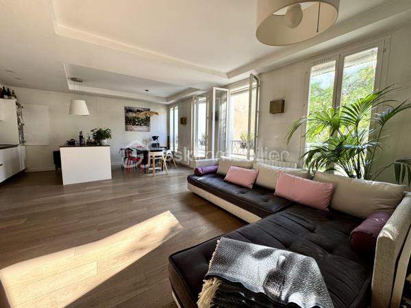 Rue des Martyrs. Bâtiment sur cou, au deuxième étage par escalier, appartement calme, lumineux et traversant, de 80,39 m2 Carrez, 4 pièces, 2 chambres, sur cour, sans vis-à-vis , vue arborée. Distribué en étoile, l'appartement bénéficie d'un vaste salon de plus de 41 m2 avec cuisine ouverte avec 4 grandes fenêtres orientées à l'Est. Des toilettes indépendantes se trouvent dès l'entrée, le couloir de gauche mène à la salle de bain avec une baignoire et une douche. Le couloir de droite dès l'entrée mène aux 2 chambres de 9,57 m2 et de 8,38 m2 en enfilade. Une cave de 4 m2 complète ce bien.
