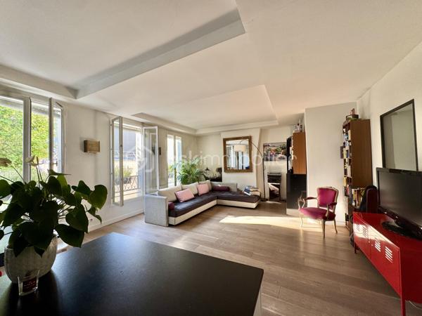 Rue des Martyrs. Bâtiment sur cou, au deuxième étage par escalier, appartement calme, lumineux et traversant, de 80,39 m2 Carrez, 4 pièces, 2 chambres, sur cour, sans vis-à-vis , vue arborée. Distribué en étoile, l'appartement bénéficie d'un vaste salon de plus de 41 m2 avec cuisine ouverte avec 4 grandes fenêtres orientées à l'Est. Des toilettes indépendantes se trouvent dès l'entrée, le couloir de gauche mène à la salle de bain avec une baignoire et une douche. Le couloir de droite dès l'entrée mène aux 2 chambres de 9,57 m2 et de 8,38 m2 en enfilade. Une cave de 4 m2 complète ce bien.
