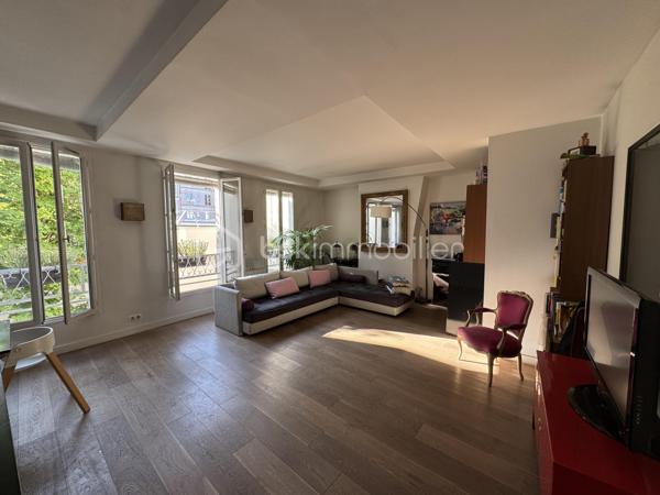 Rue des Martyrs. Bâtiment sur cou, au deuxième étage par escalier, appartement calme, lumineux et traversant, de 80,39 m2 Carrez, 4 pièces, 2 chambres, sur cour, sans vis-à-vis , vue arborée. Distribué en étoile, l'appartement bénéficie d'un vaste salon de plus de 41 m2 avec cuisine ouverte avec 4 grandes fenêtres orientées à l'Est. Des toilettes indépendantes se trouvent dès l'entrée, le couloir de gauche mène à la salle de bain avec une baignoire et une douche. Le couloir de droite dès l'entrée mène aux 2 chambres de 9,57 m2 et de 8,38 m2 en enfilade. Une cave de 4 m2 complète ce bien.