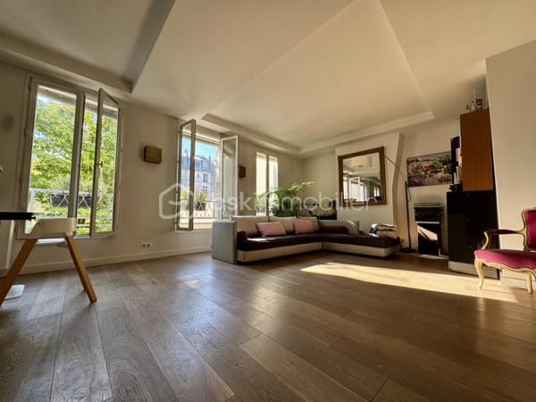 Rue des Martyrs. Bâtiment sur cou, au deuxième étage par escalier, appartement calme, lumineux et traversant, de 80,39 m2 Carrez, 4 pièces, 2 chambres, sur cour, sans vis-à-vis , vue arborée. Distribué en étoile, l'appartement bénéficie d'un vaste salon de plus de 41 m2 avec cuisine ouverte avec 4 grandes fenêtres orientées à l'Est. Des toilettes indépendantes se trouvent dès l'entrée, le couloir de gauche mène à la salle de bain avec une baignoire et une douche. Le couloir de droite dès l'entrée mène aux 2 chambres de 9,57 m2 et de 8,38 m2 en enfilade. Une cave de 4 m2 complète ce bien.