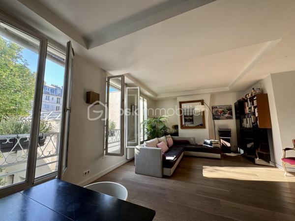 Rue des Martyrs. Bâtiment sur cou, au deuxième étage par escalier, appartement calme, lumineux et traversant, de 80,39 m2 Carrez, 4 pièces, 2 chambres, sur cour, sans vis-à-vis , vue arborée. Distribué en étoile, l'appartement bénéficie d'un vaste salon de plus de 41 m2 avec cuisine ouverte avec 4 grandes fenêtres orientées à l'Est. Des toilettes indépendantes se trouvent dès l'entrée, le couloir de gauche mène à la salle de bain avec une baignoire et une douche. Le couloir de droite dès l'entrée mène aux 2 chambres de 9,57 m2 et de 8,38 m2 en enfilade. Une cave de 4 m2 complète ce bien.