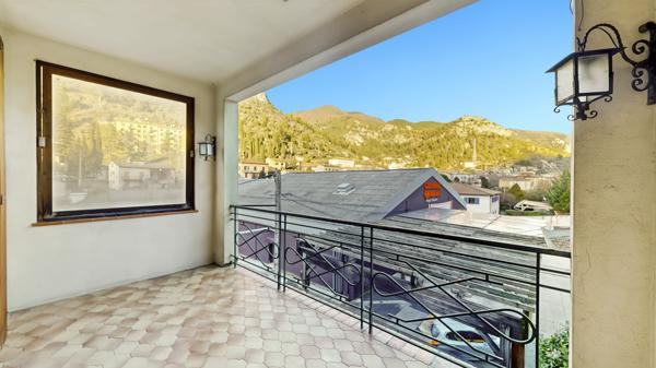 Puget-Théniers (06260) Duplex centre village, 4 chambres, grenier, double garage