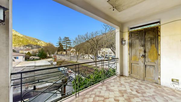 Puget-Théniers (06260) Duplex centre village, 4 chambres, grenier, double garage