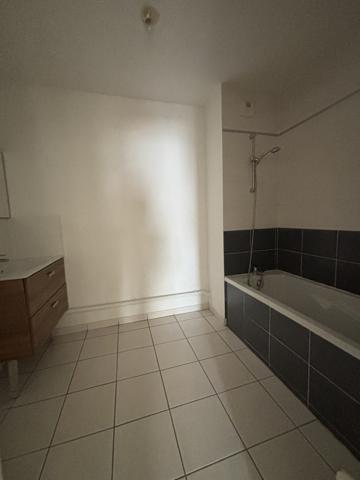 Appartement au 2e étage de 62 m² rue PIERRE DELORRE à LYON 69008 avec garage sans travaux . Lyon (69008)