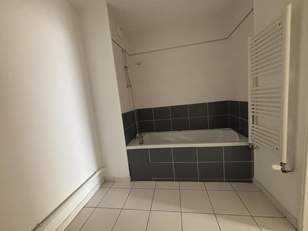 Appartement au 2e étage de 62 m² rue PIERRE DELORRE à LYON 69008 avec garage sans travaux . Lyon (69008)