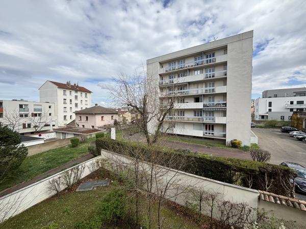 Appartement au 2e étage de 62 m² rue PIERRE DELORRE à LYON 69008 avec garage sans travaux . Lyon (69008)