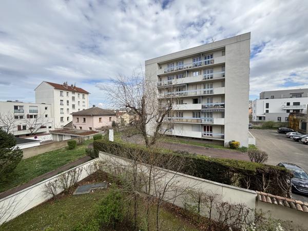 Appartement au 2e étage de 62 m² rue PIERRE DELORRE à LYON 69008 avec garage sans travaux . Lyon (69008)