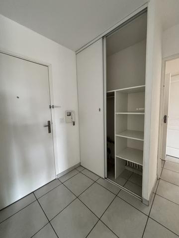 Appartement au 2e étage de 62 m² rue PIERRE DELORRE à LYON 69008 avec garage sans travaux . Lyon (69008)