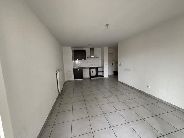 Appartement au 2e étage de 62 m² rue PIERRE DELORRE à LYON 69008 avec garage sans travaux . Lyon (69008)
