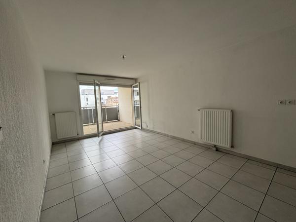 Appartement au 2e étage de 62 m² rue PIERRE DELORRE à LYON 69008 avec garage sans travaux . Lyon (69008)
