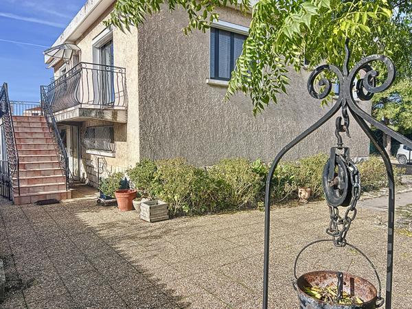 Au coeur du village, maison lumineuse et fonctionnelle.