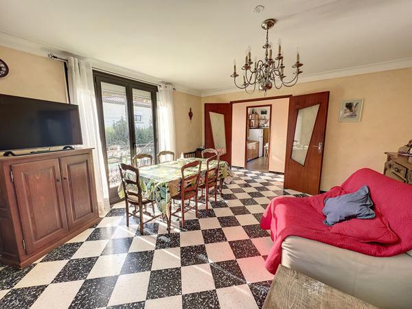 Au coeur du village, maison lumineuse et fonctionnelle.