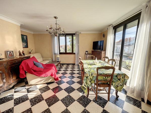 Au coeur du village, maison lumineuse et fonctionnelle.