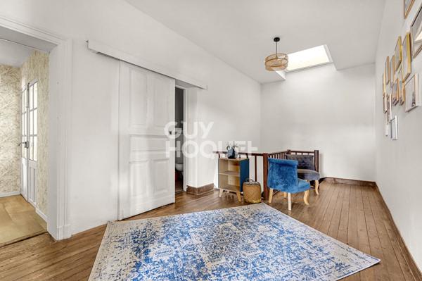 MAGNIFIQUE Maison de Village , 7 pièces , 255 m² , PISCINE et GARAGE.