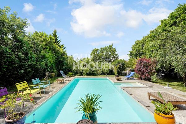 MAGNIFIQUE Maison de Village , 7 pièces , 255 m² , PISCINE et GARAGE.