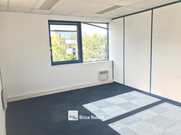 Bureau à louer à Ecully dans Techlid avec parkings extérieurs et fibre optique