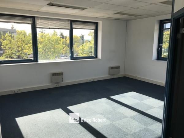 Bureau à louer à Ecully dans Techlid avec parkings extérieurs et fibre optique