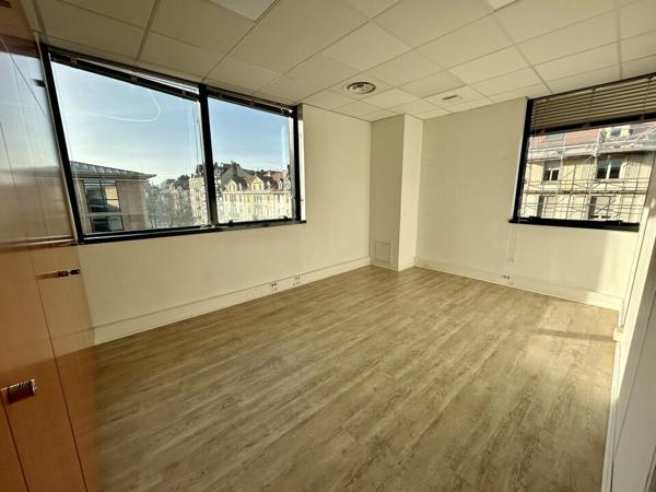 BUREAUX à LOUER de 1089.71 m²