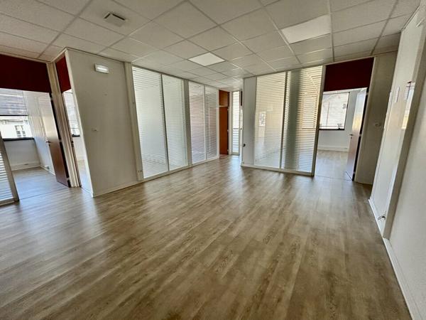 BUREAUX à LOUER de 1089.71 m²