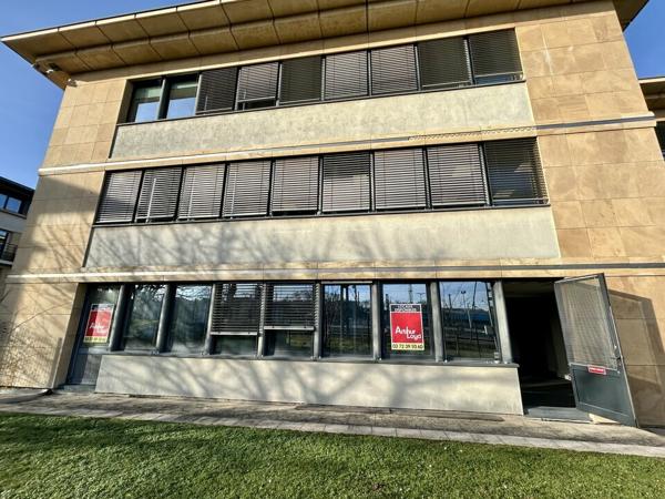 BUREAUX à LOUER de 1089.71 m²