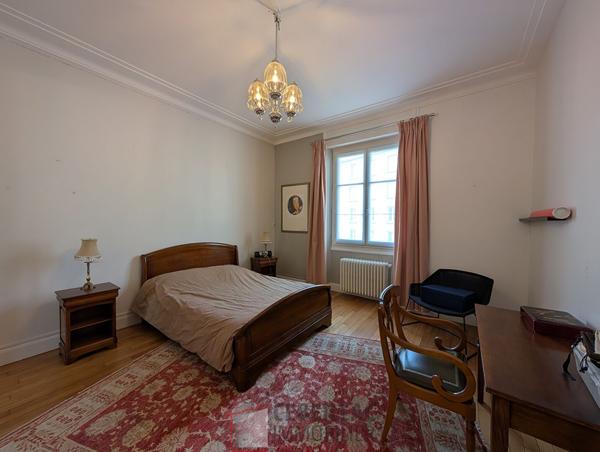 Superbe T7 de 200 m² au charme Art Déco / Quatrième étage avec ascenseur, balcon et garage