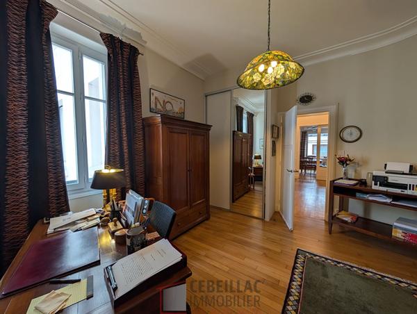 Superbe T7 de 200 m² au charme Art Déco / Quatrième étage avec ascenseur, balcon et garage