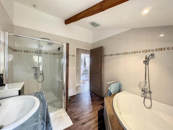 Nord de Bordeaux, magnifique maison récente sur terrain clos