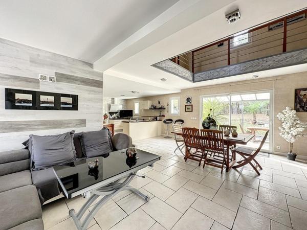 Nord de Bordeaux, magnifique maison récente sur terrain clos