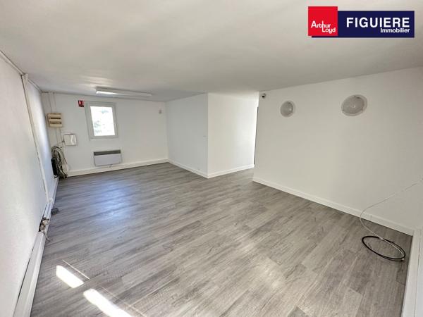 BUREAUX RÉNOVÉS EN ÉTAGE AVEC VISIBILITÉ ET PARKINGS