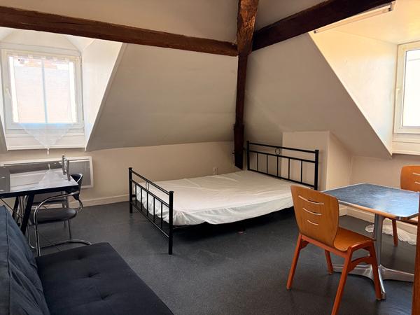 A LOUER STUDIO MEUBLE CENTRE VILLE DE ST QUENTIN 02100