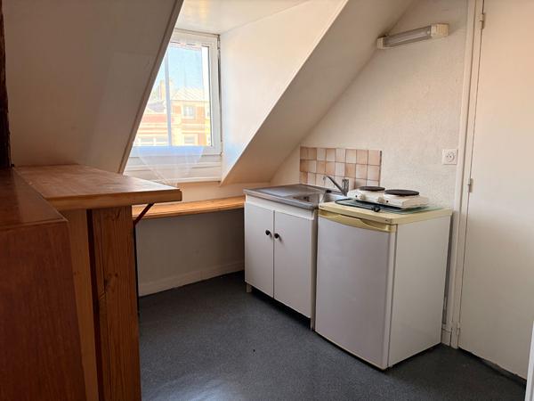 A LOUER STUDIO MEUBLE CENTRE VILLE DE ST QUENTIN 02100