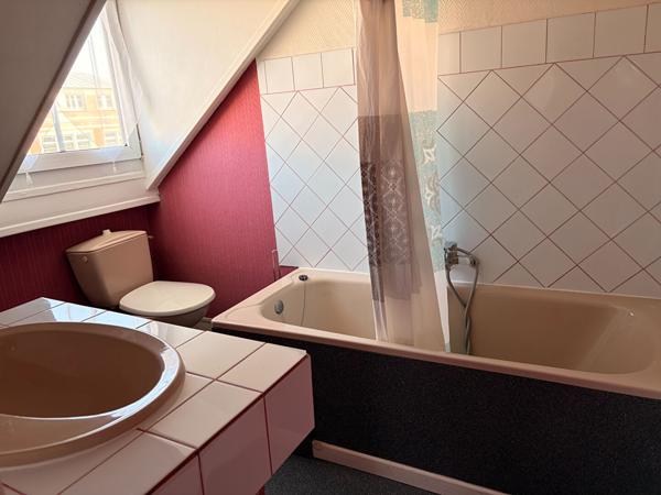 A LOUER STUDIO MEUBLE CENTRE VILLE DE ST QUENTIN 02100