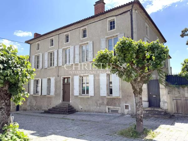 Une maison de maître pleine de caractère, en plein cœur de Nontron